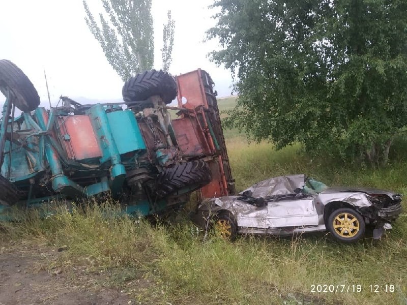 Водитель Subaru на полном ходу врезался в комбайн. От удара он опрокинулся