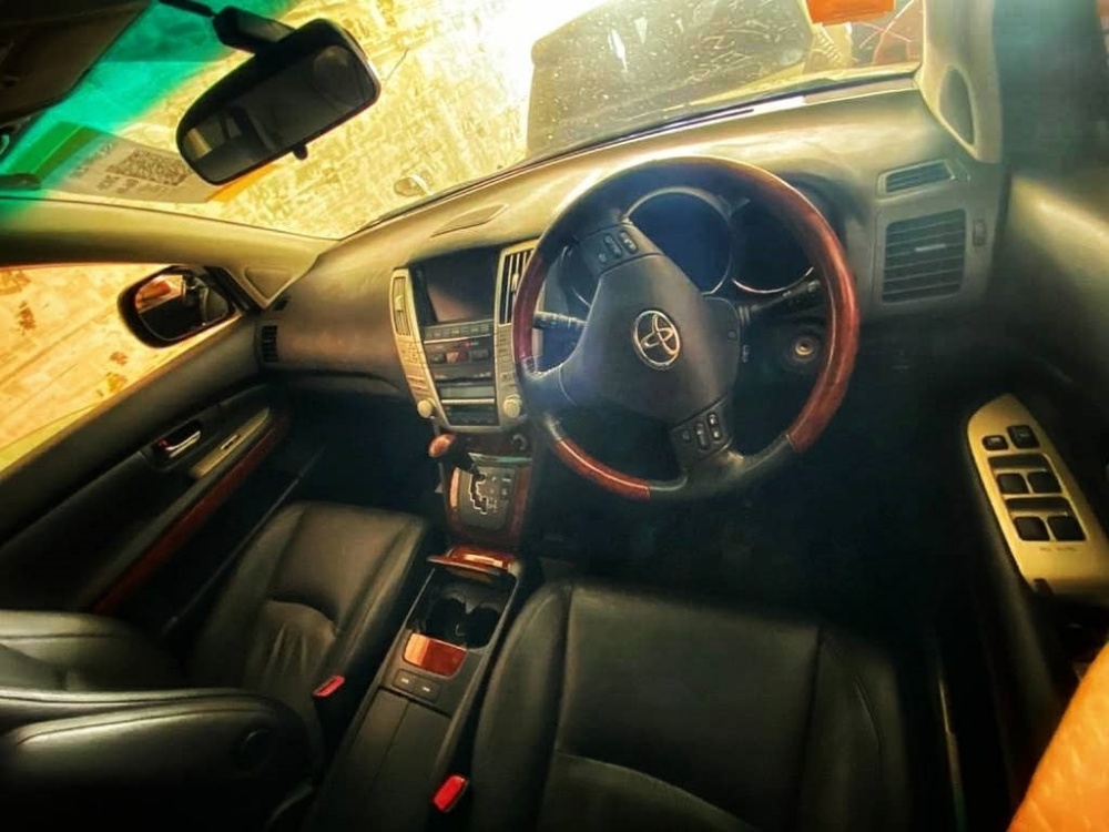 В Кыргызстан пытались ввезти 9 праворульных машин под видом автозапчастей