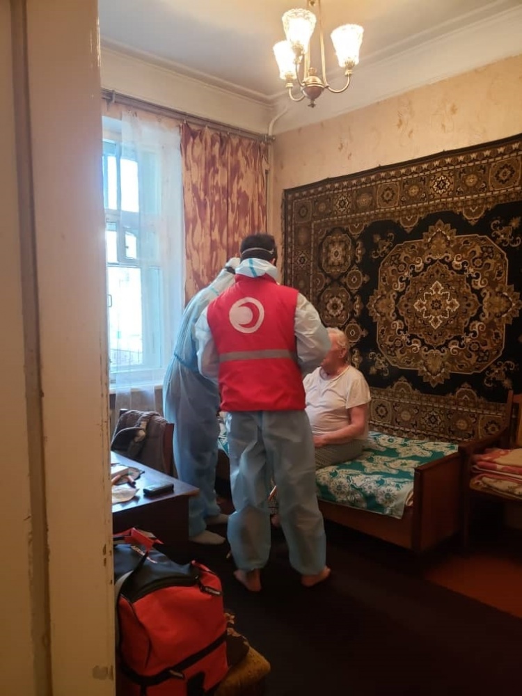 Бригады волонтеров Красного Полумесяца принимают звонки от граждан