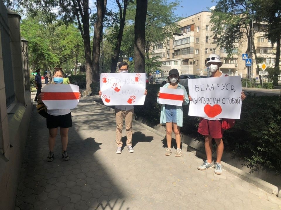 У здания посольства Беларуси в Бишкеке проходит пикет