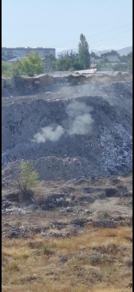 Карьер в Южном микрорайоне продолжает гореть, несмотря на заверения служб