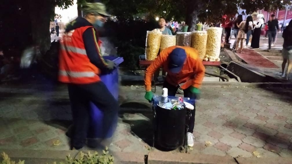 День независимости: Граждане оставили после себя на площади 2 тонны мусора