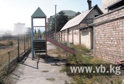Мэру на заметку: Горка - хорошо. Но не на тротуаре же