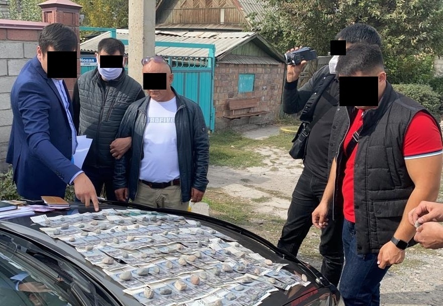 АКС ГКНБ: При сбыте 1,5 кг наркотиков задержан полковник МВД КР