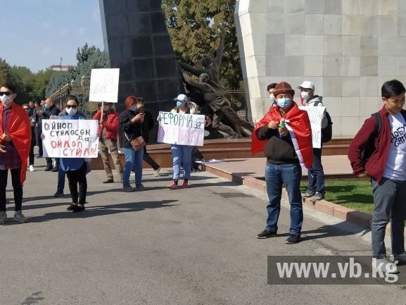 В Бишкеке ряд партий устроили митинг. Требуют снять с выборов "Биримдик"