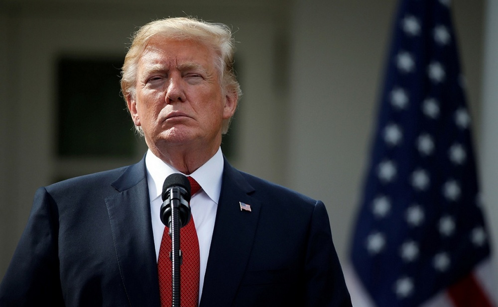 Президент Дональд Трамп госпитализирован, но продолжает руководить США