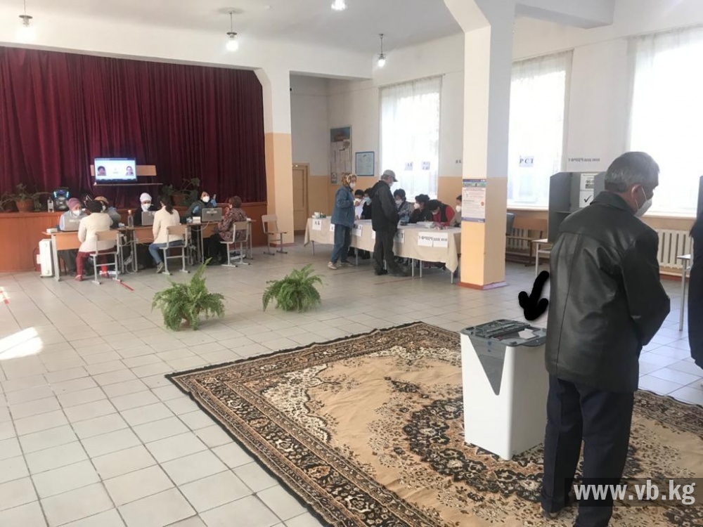 На одном из участков в Бишкеке бюллетени бросают не в урну