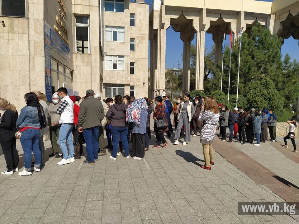 У избирательного участка в БГУ очередь, наблюдатели фиксируют нарушения