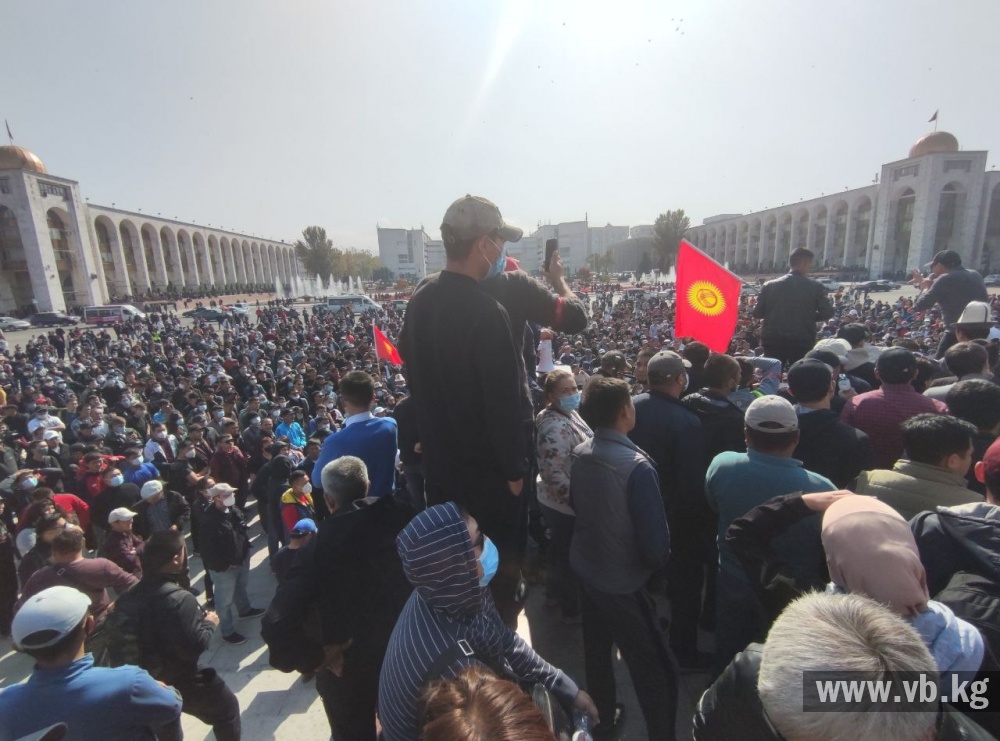 Число участников митинга против выборов в Бишкеке увеличивается (видео)