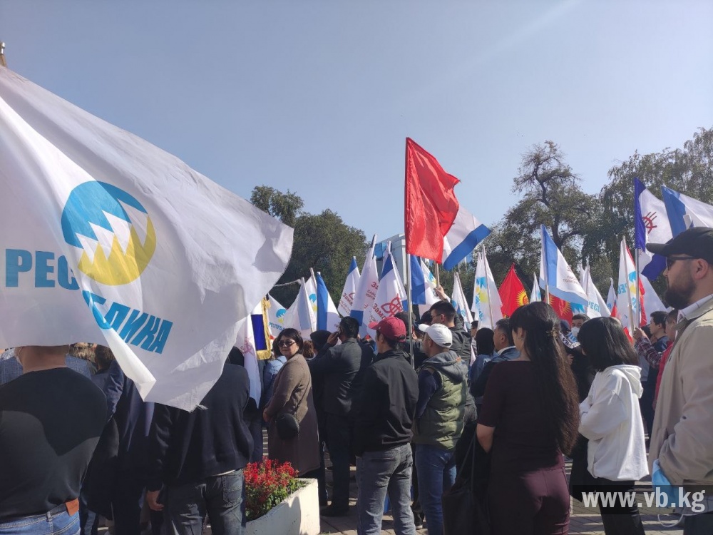 В Бишкеке проходит ещё один митинг партий, несогласных с итогами выборов