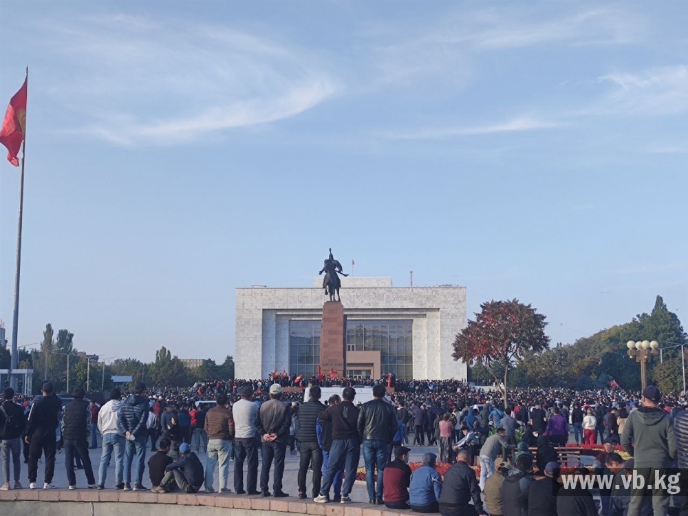 Площадь ала ТОО Бишкек митинг. Вечерний Бишкек. Бишкек площадь ала-ТОО 2005 год 75 летие Победы ВОВ. Вечерний Бишкек архив.