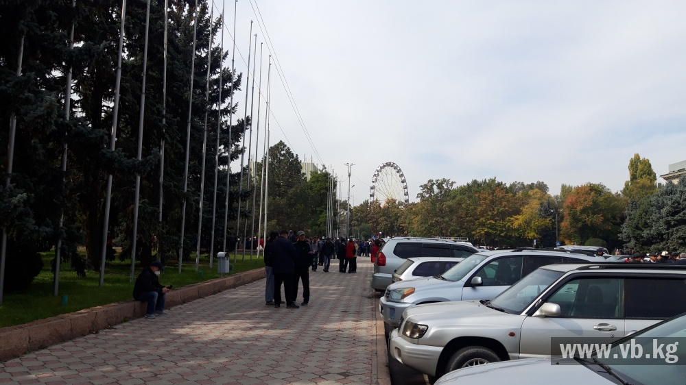 Обстановка возле Дома правительства КР относительно спокойная. Фоторепортаж