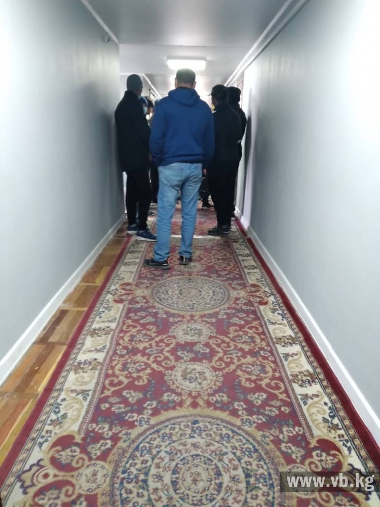 У полпредства Чуйской области собираются люди. Возможен захват власти. Фото