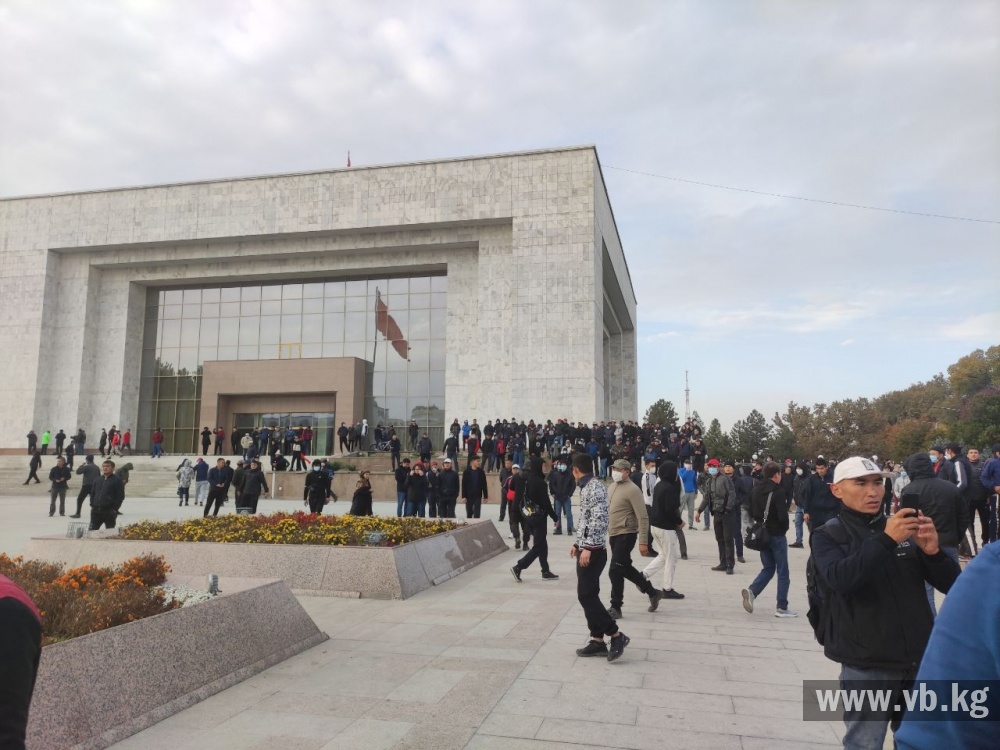 На площадь Ала-Тоо пришли сторонники Садыра Жапарова