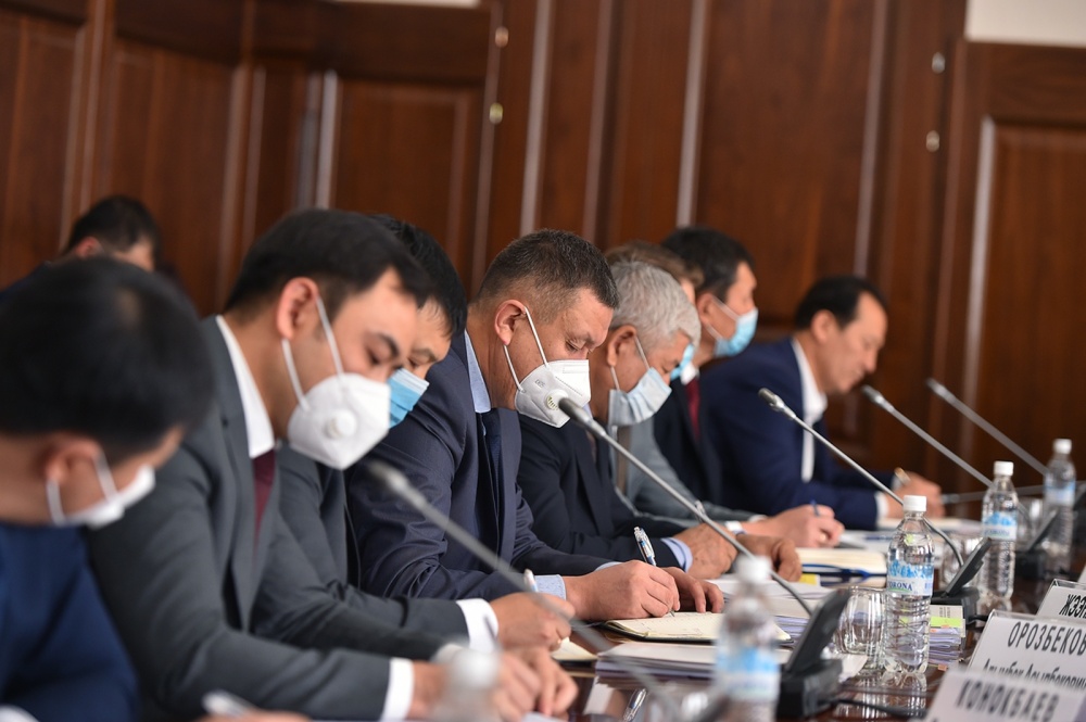 Садыр Жапаров провел совещание с руководителями отделов правительства КР