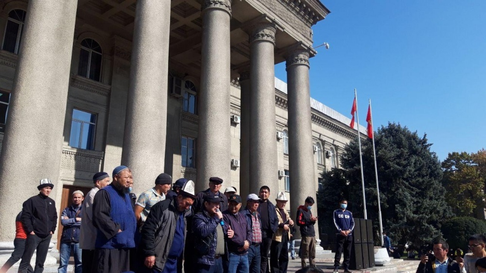 В Бишкеке митинг. Сторонники Садыра Жапарова требуют отставки президента