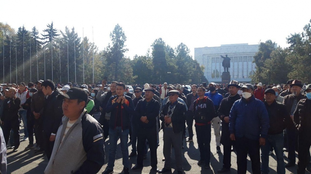 В Бишкеке митинг. Сторонники Садыра Жапарова требуют отставки президента