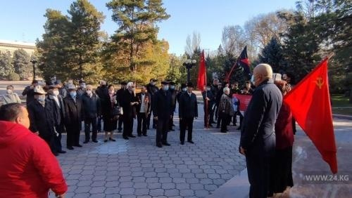 Коммунисты устроили митинг на площади Усубалиева в честь 103-летия Октября