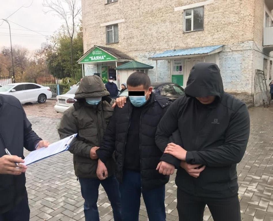 За вымогательство взятки с поличным задержан сотрудник МВД КР