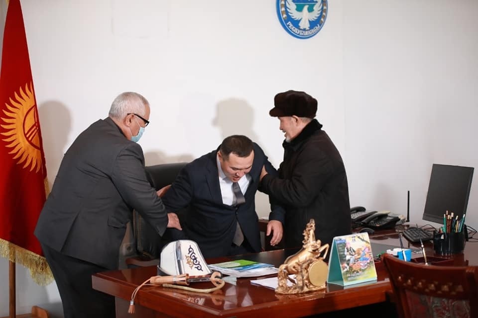 Как выбирали представителя "Мекенчил" мэром Джалал-Абада (фоторепортаж)