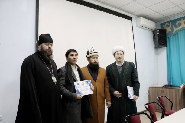 Руководители мусульман и православных КР наградили народных дружинников