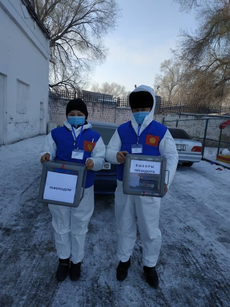 Выборы президента и референдум. Началось голосование вне помещений