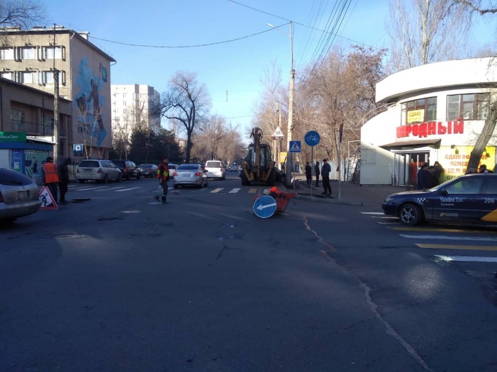 В Бишкеке на перекрестке Токтогула и Шопокова временно затруднено движение