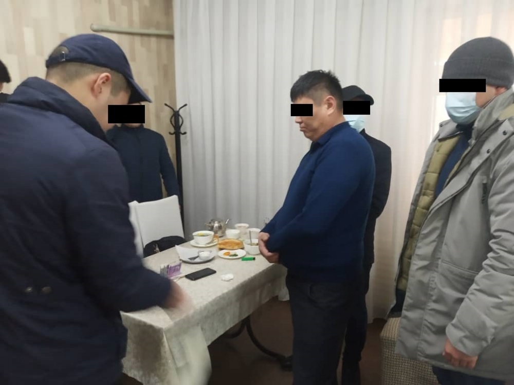 ГКНБ: При получении взятки задержан сотрудник МВД