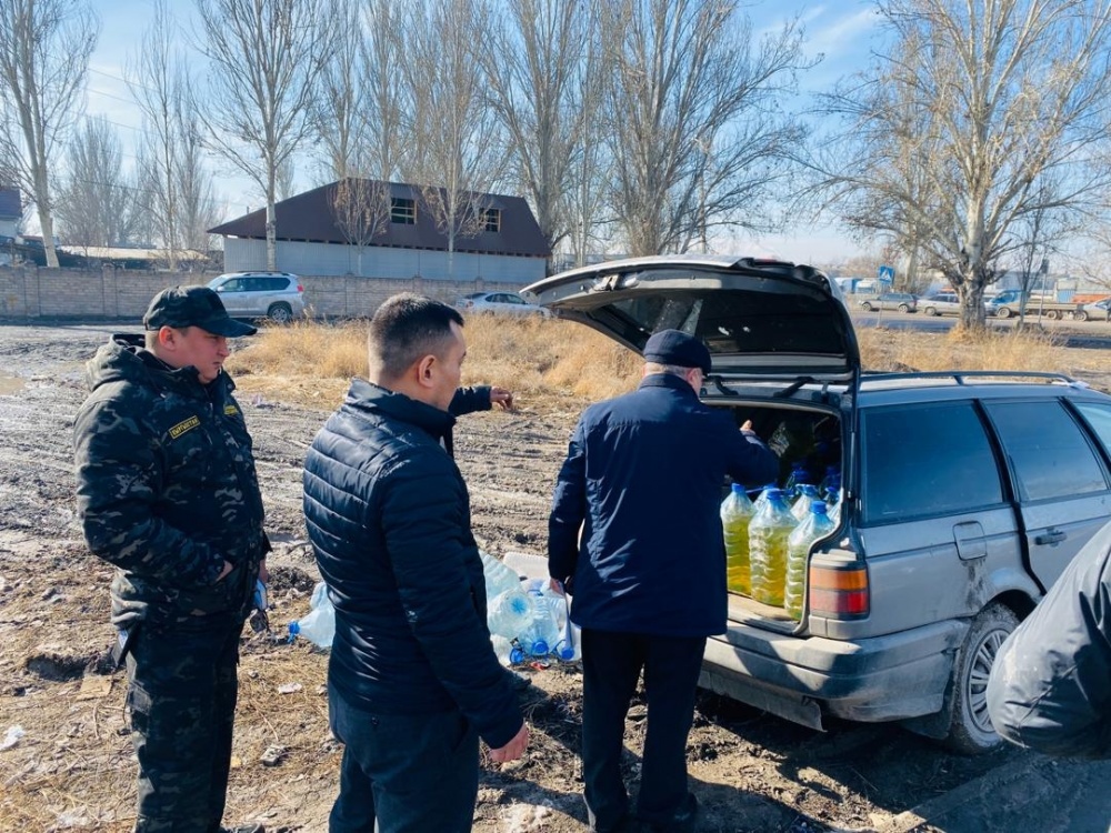 В Бишкеке изъято 320 литров ГСМ у стихийных торговцев