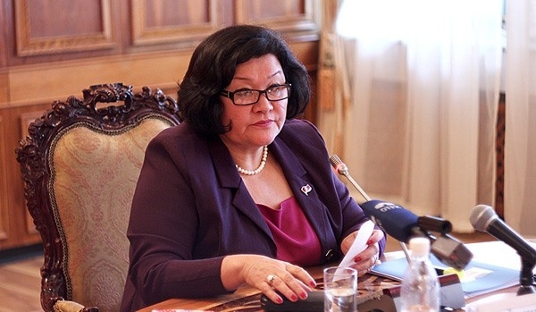 Қараңызшы, ол оны шарларға дейін отырғызды.