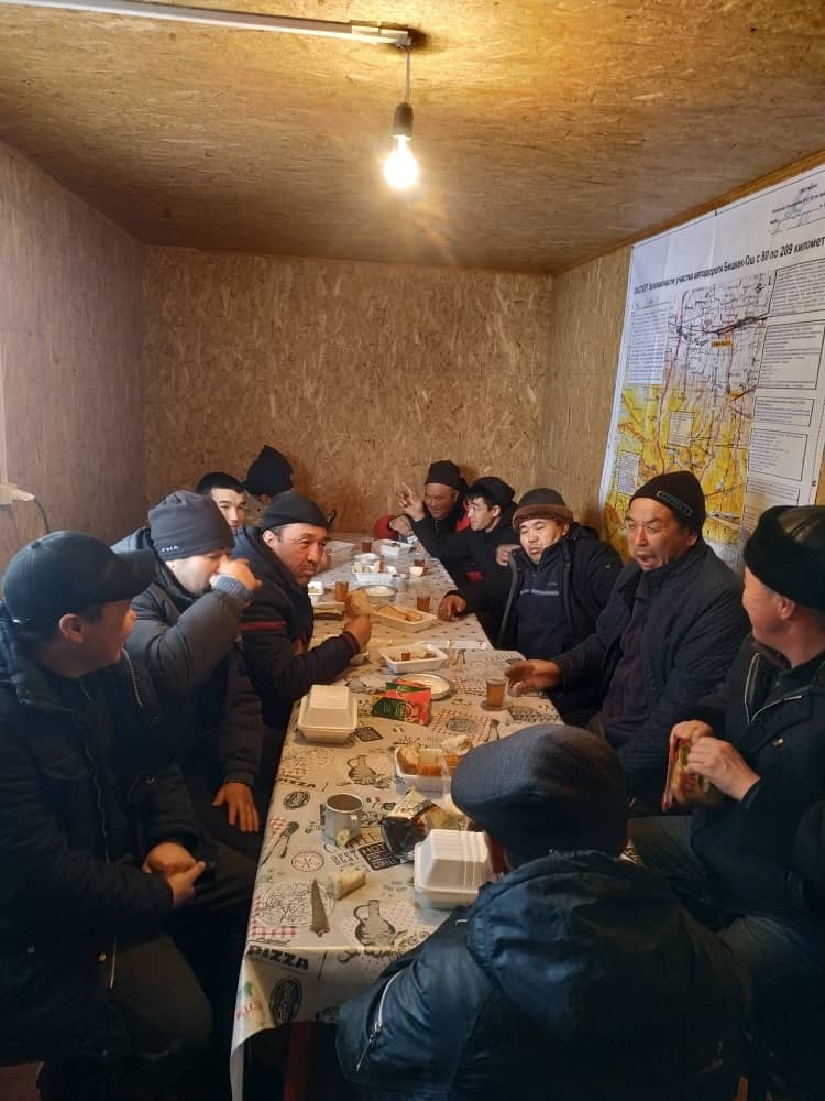 Застрявших на посту "Сосновка" пассажиров обеспечили горячим питанием