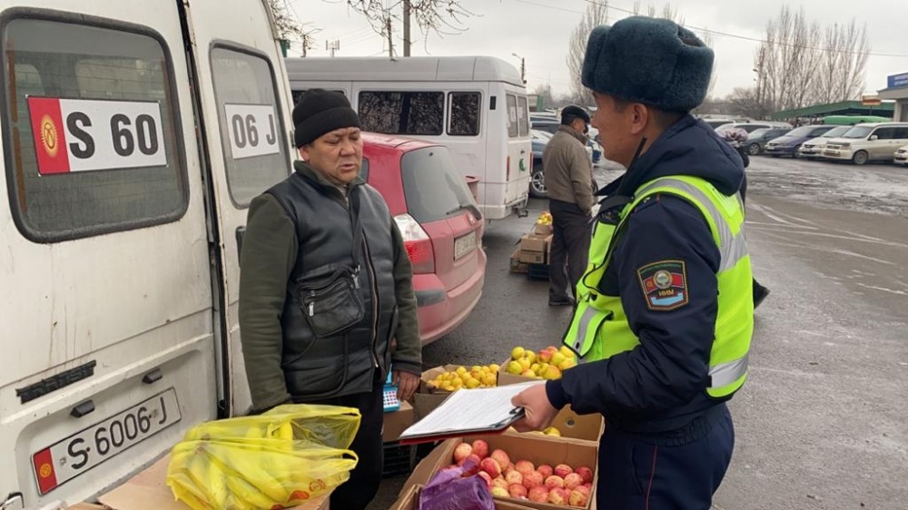 Мэрия Бишкека продолжает борьбу со стихийной торговлей возле крупных рынков