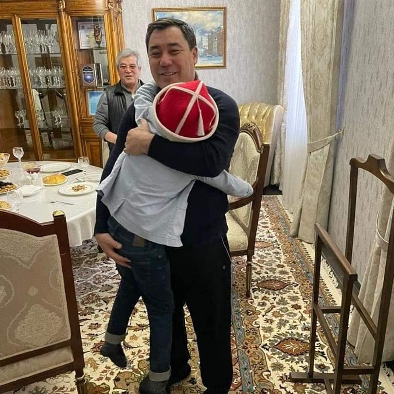 "Теплые обнимашки". Мальчик из Балбая и президент страны встретились