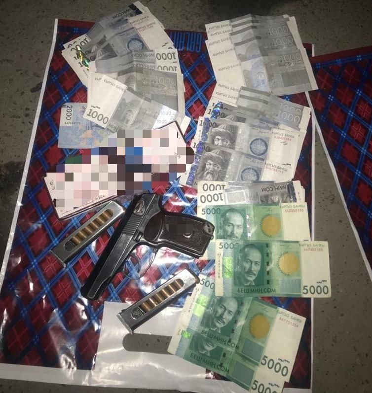 За вымогательство 100 тысяч сомов задержаны оперативники Октябрьского УВД