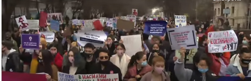 Чел заехал в центр митинга феминисток. Феминистки на марше Немцова. Митинг феминисток в Астане. Кишинёве пройдёт феминистский марш.