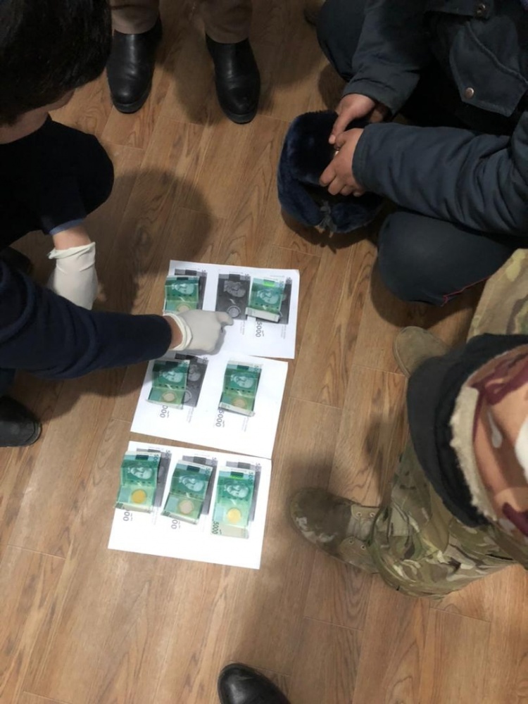 С поличным при получении взятки задержан старший следователь Чуйского ОВД