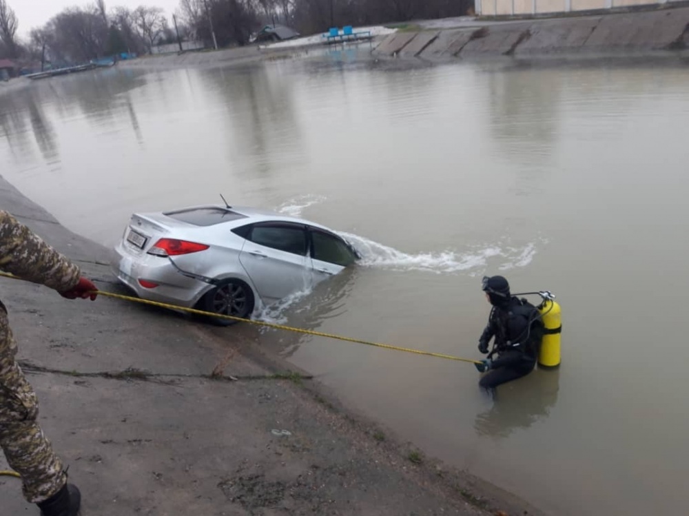 В Бишкеке водитель Hyundai Solaris влетел в БЧК
