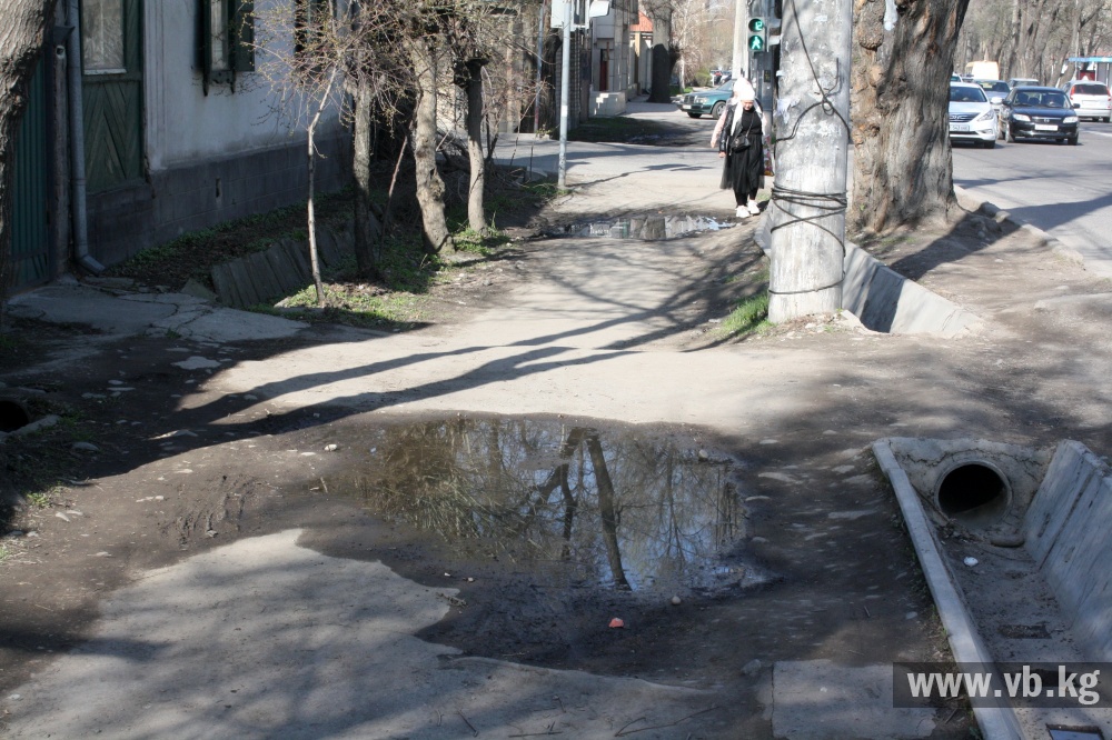 Тротуары на центральных улицах Бишкека выглядят как после бомбежки (фото)