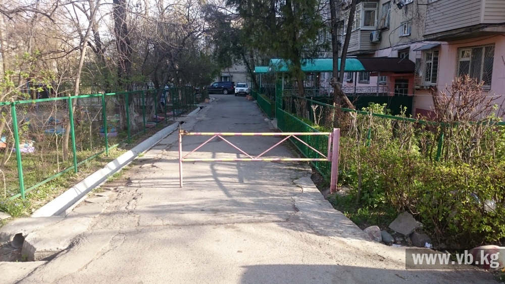 Перегороженные дворы в микрорайонах Бишкека препятствуют проезду (фото)