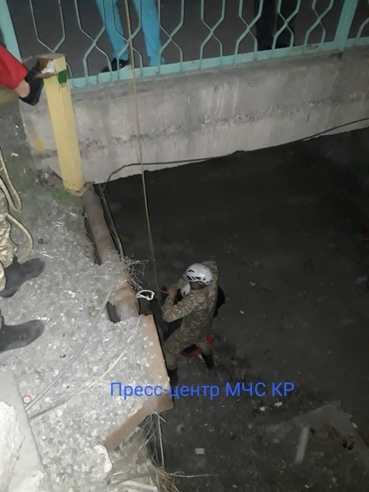 В Бишкеке мужчина упал с моста и получил травму головы