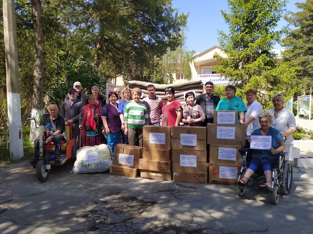 Сотрудники и подопечные дома престарелых собрали гумпомощь для баткенцев