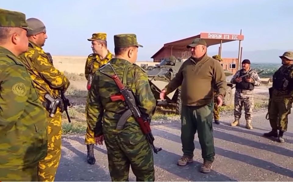 Видео - Таджикские наемники получают указания на территории села Максат