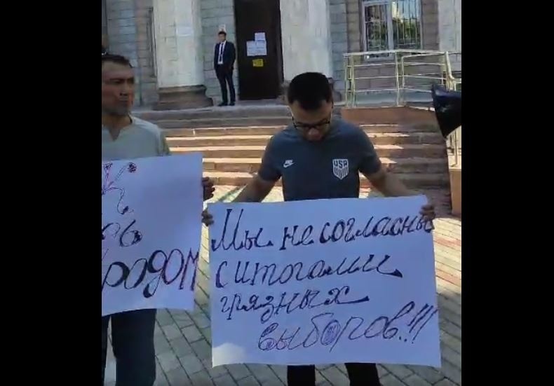 У здания ЦИК снова требуют отменить итоги выборов в БГК
