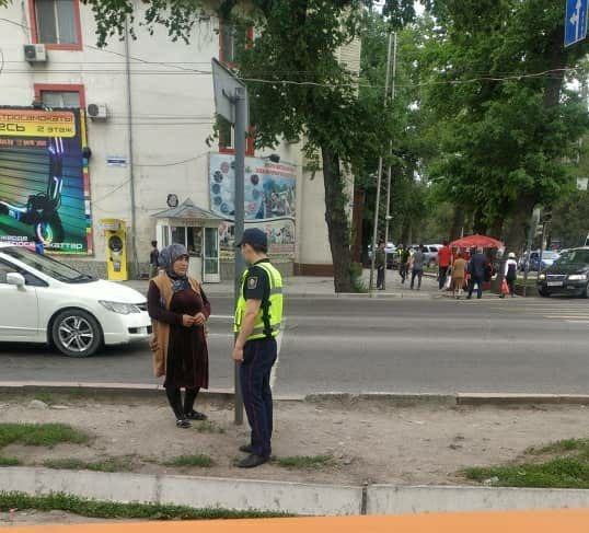 Попрошайки и волонтеры собирающие деньги на дороге могут стать причиной ДТП