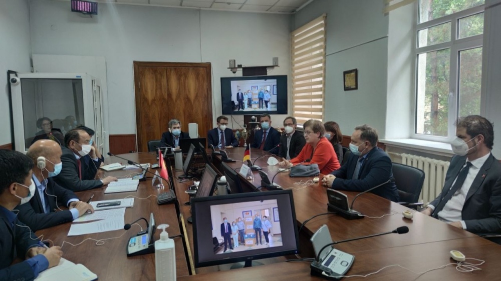 Германия предоставила реагенты для определения штаммов COVID-19 в КР