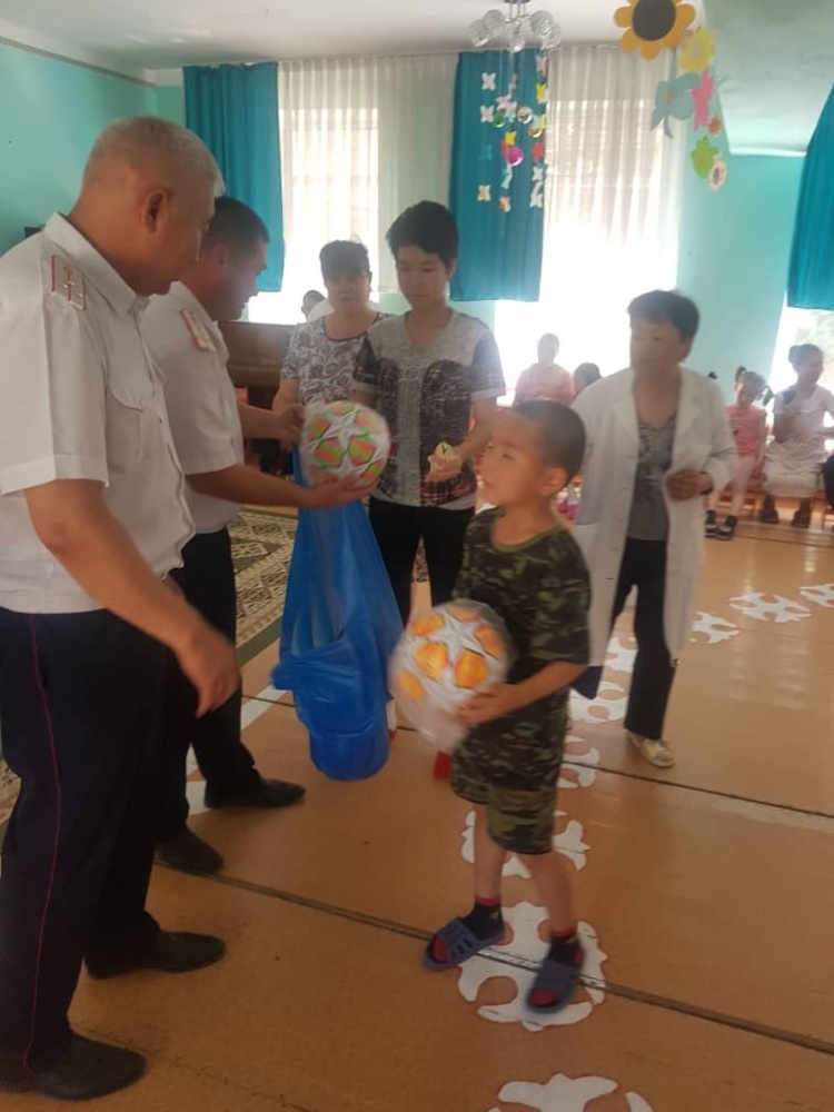 Инспекторы УОБДД поздравили детей Чуйской области с праздником