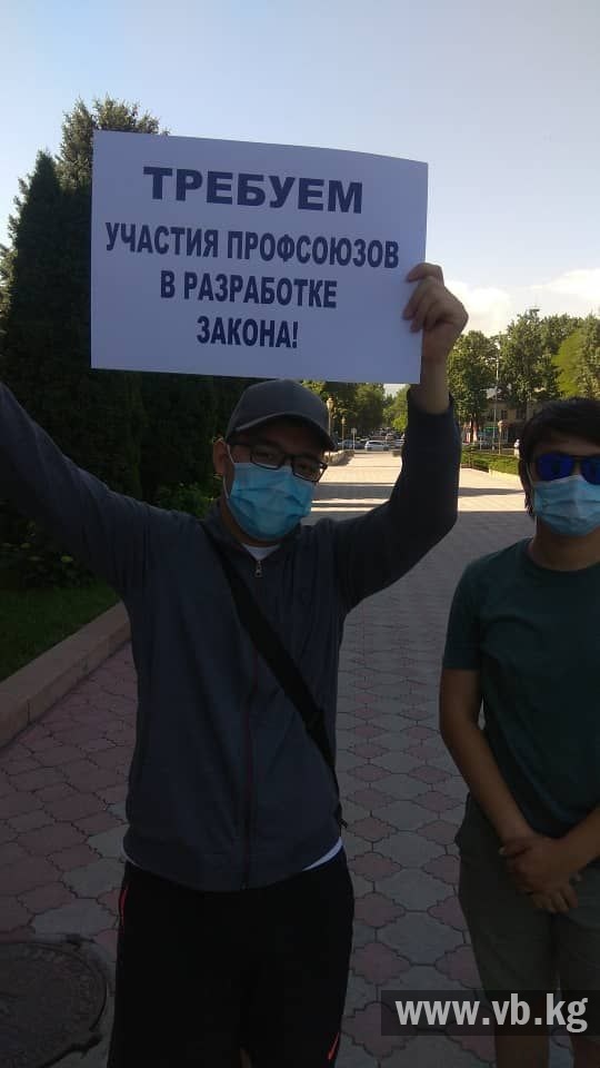 "Грязные игры". У здания Жогорку Кенеша митингуют представители профсоюзов