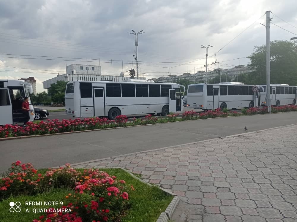 Забастовка маршруток. Пассажиров в Бишкеке развозят и автобусы активистов