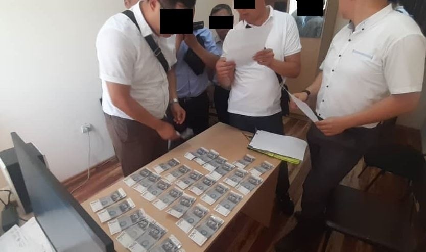 В Бишкеке при получении взятки задержан следователь СС МВД КР