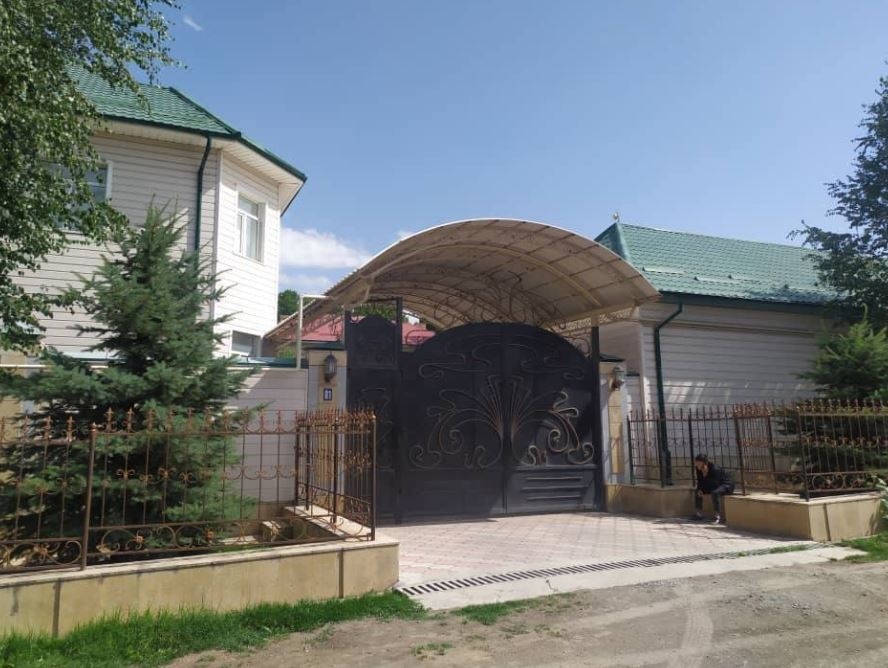 ГКНБ обнародовал имущество начальника Юго-западной таможни (фото)
